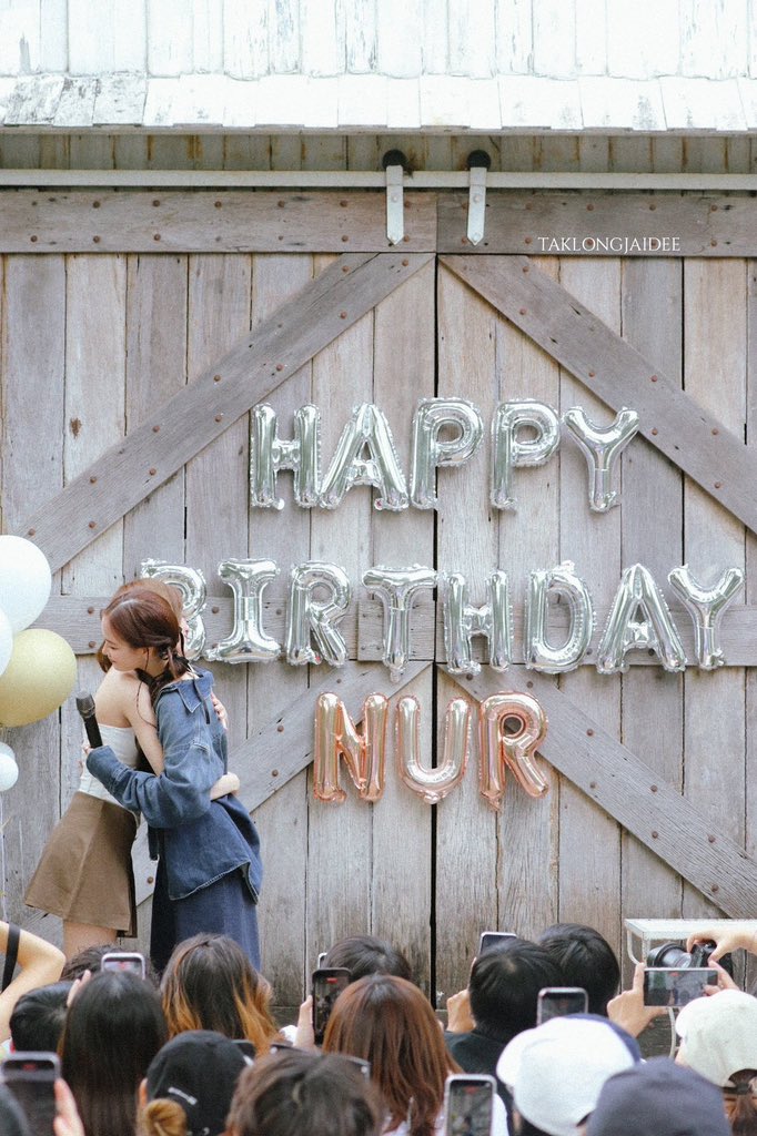 phinyanech's tweet image. วันนี้แตงกวาดีใจมาก ๆ เลยค่ะ ที่ได้มาร่วมอวยพรวันเกิดพี่เหนือกับชาวเดอร์ทุกคน บรรยากาศวันนี้เต็มไปด้วยรอยยิ้มและความสุขมาก ๆ ชาวเดอร์ทุกคนรวมตัวกันอย่างอบอุ่น ทำให้หนูรู้สึกว่าครอบครัวของเราน่ารักจริง ๆ ขอบคุณสำหรับความอบอุ่นในวันนี้นะคะ ขอให้ทุกคนเดินทางกลับบ้านปลอดภัย…