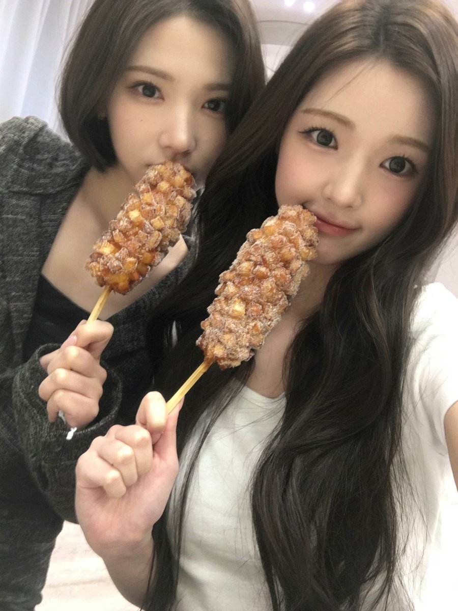 Taking cute pics with Jiwoo unnie because every moment with her feels extra soft and sparkly!