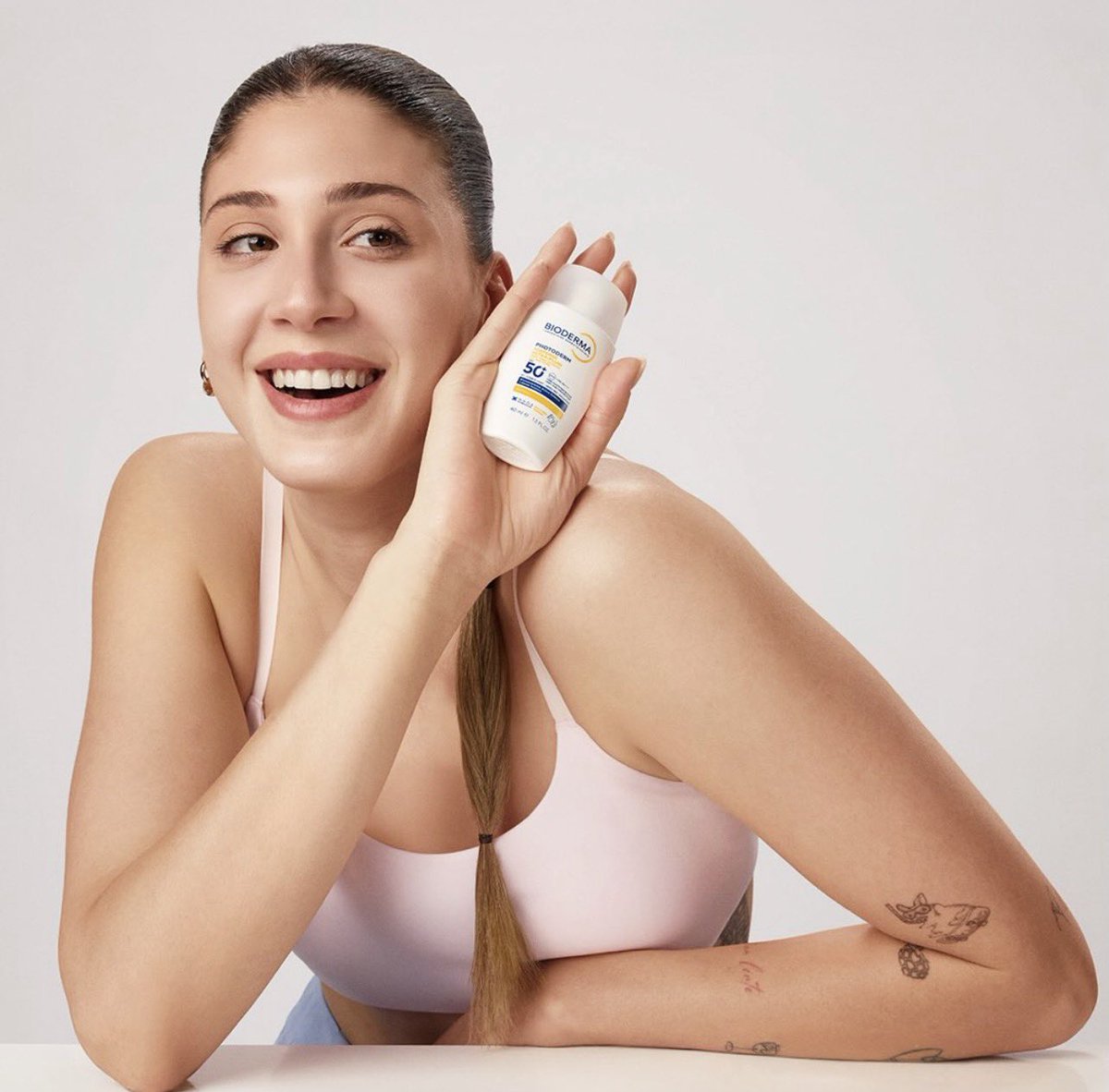 güzelliğinden gözlerim kamaşıyor çok güzelsin be kadın ! 🤍