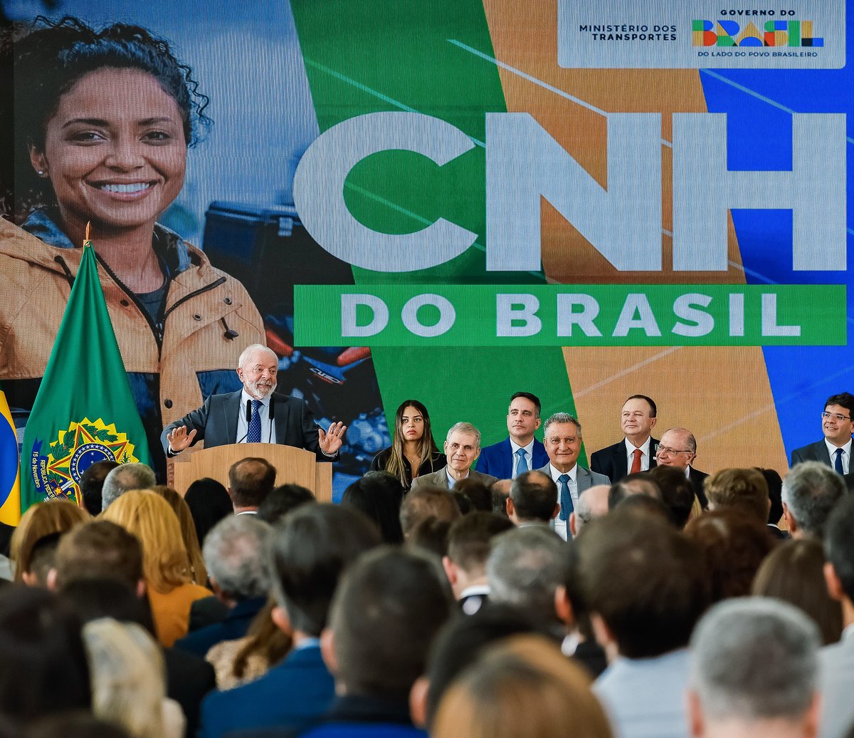 costa_rui's tweet photo. O PREÇO DA CNH VAI DESPENCAR! Milhões de brasileiros sem acesso à Carteira Nacional de Habilitação poderão tirar o documento que chegava a custar R$5 mil com uma economia de até 80% e menos burocracia! 

A CNH BRASIL - medida assinada pelo presidente @lulaoficial hoje - acaba com a obrigatoriedade de frequentar autoescolas, moderniza processos, amplia formas de preparação para os exames, beneficia o bom condutor - que passará a ter o documento renovado automaticamente - e destaca o compromisso do governo @lulafocial com a inclusão social e com a garantia de oportunidades pra nossa gente.