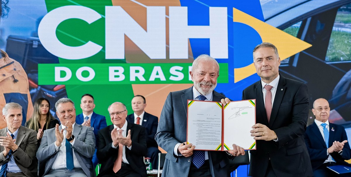 costa_rui's tweet photo. O PREÇO DA CNH VAI DESPENCAR! Milhões de brasileiros sem acesso à Carteira Nacional de Habilitação poderão tirar o documento que chegava a custar R$5 mil com uma economia de até 80% e menos burocracia! 

A CNH BRASIL - medida assinada pelo presidente @lulaoficial hoje - acaba com a obrigatoriedade de frequentar autoescolas, moderniza processos, amplia formas de preparação para os exames, beneficia o bom condutor - que passará a ter o documento renovado automaticamente - e destaca o compromisso do governo @lulafocial com a inclusão social e com a garantia de oportunidades pra nossa gente.