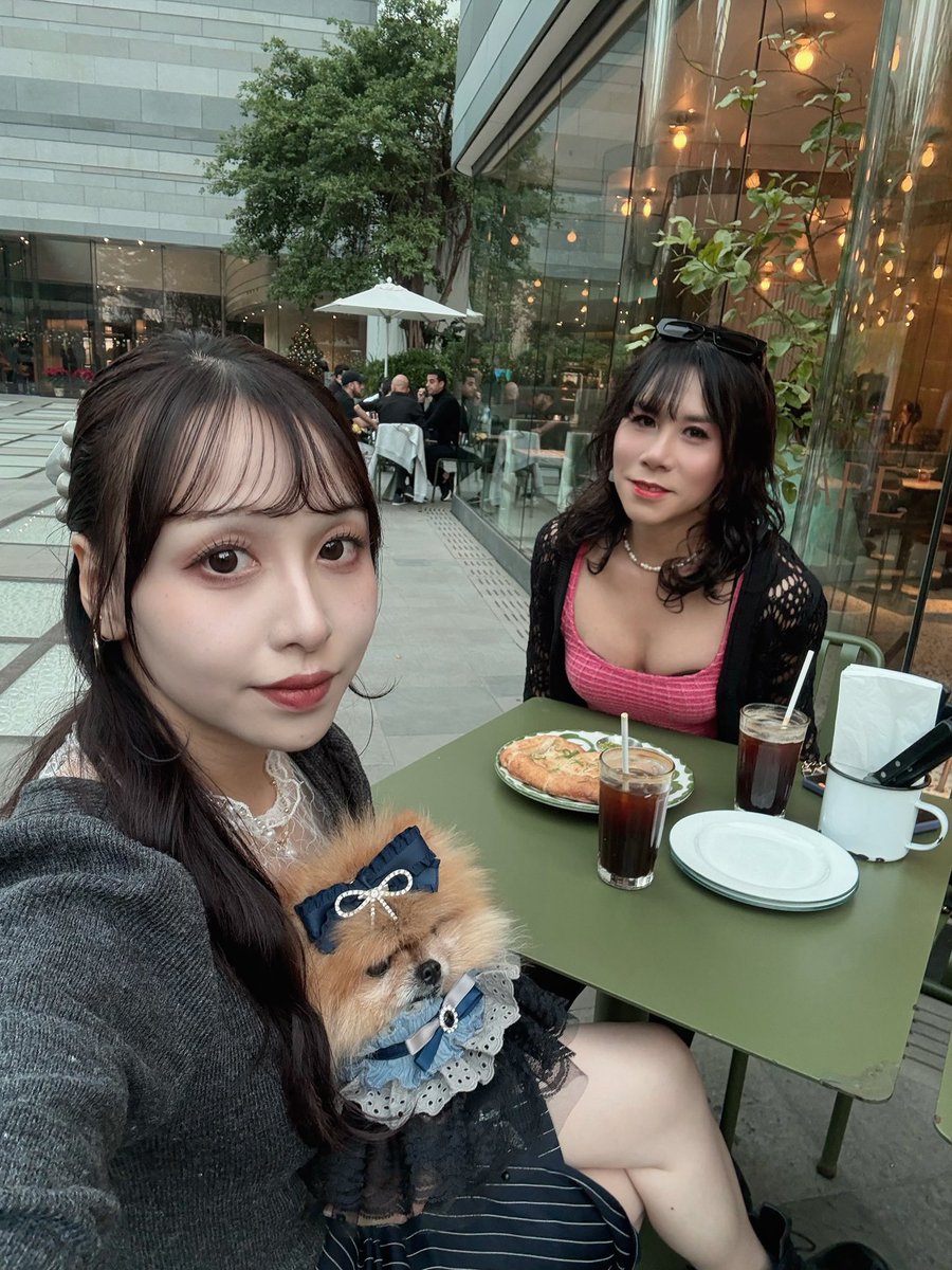 jinnybabybaby's tweet photo. Another coffee break… and with 松 @mo_mochung_ & 寶 @yauyauyauboei 😎
I’m not aware my bra comes out #blackbra 🤦🏻♀️
#coffeebreak #jinnybaby #ladyinblack #ootdhk #黑絲 #blacklingerie #hkfashionblogger #ptgf #doublemay #crossdresslife #hkiggirl #ootdfashion #hkcafe #hkcafelover #hkdoglover
