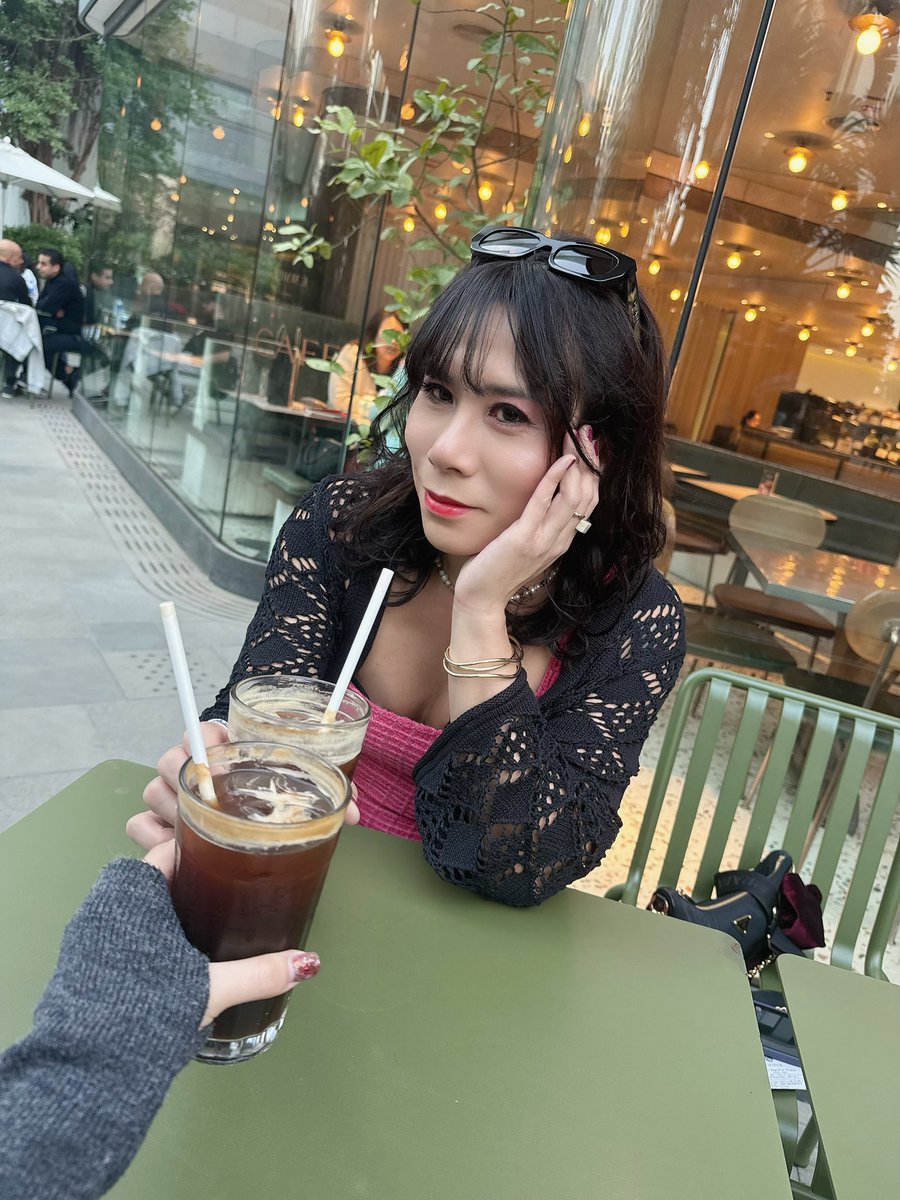 jinnybabybaby's tweet photo. Another coffee break… and with 松 @mo_mochung_ & 寶 @yauyauyauboei 😎
I’m not aware my bra comes out #blackbra 🤦🏻♀️
#coffeebreak #jinnybaby #ladyinblack #ootdhk #黑絲 #blacklingerie #hkfashionblogger #ptgf #doublemay #crossdresslife #hkiggirl #ootdfashion #hkcafe #hkcafelover #hkdoglover