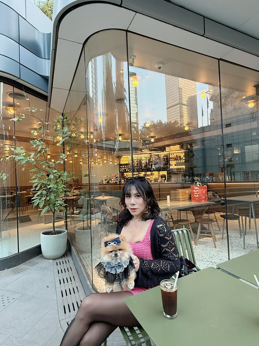 jinnybabybaby's tweet photo. Another coffee break… and with 松 @mo_mochung_ & 寶 @yauyauyauboei 😎
I’m not aware my bra comes out #blackbra 🤦🏻♀️
#coffeebreak #jinnybaby #ladyinblack #ootdhk #黑絲 #blacklingerie #hkfashionblogger #ptgf #doublemay #crossdresslife #hkiggirl #ootdfashion #hkcafe #hkcafelover #hkdoglover