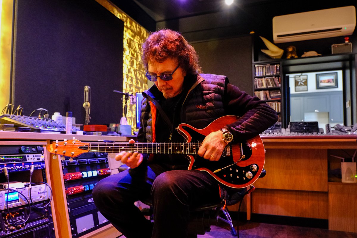 tonyiommi's tweet photo. Huge thanks to my best friend @brianmaycom  and master builder Andrew Guyton for this incredible left-handed Red Special replica. Andrew personally delivered it last week — a true gift from Brian, two years in the making. Christmas came early! 🎸🎄 - Tony 

Andrew said “It’s built with the exact vintage construction of Brian May’s original Red Special, but shaped to match Tony’s iconic Jaydee Old Boy neck. Features a built-in treble booster and authentic vintage-style pots and pickups to replicate the classic tone."