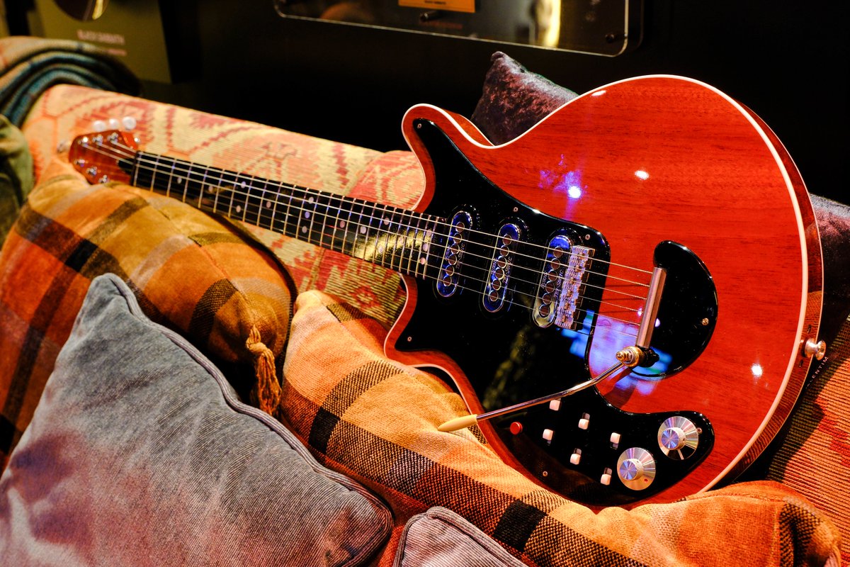 tonyiommi's tweet photo. Huge thanks to my best friend @brianmaycom  and master builder Andrew Guyton for this incredible left-handed Red Special replica. Andrew personally delivered it last week — a true gift from Brian, two years in the making. Christmas came early! 🎸🎄 - Tony 

Andrew said “It’s built with the exact vintage construction of Brian May’s original Red Special, but shaped to match Tony’s iconic Jaydee Old Boy neck. Features a built-in treble booster and authentic vintage-style pots and pickups to replicate the classic tone."