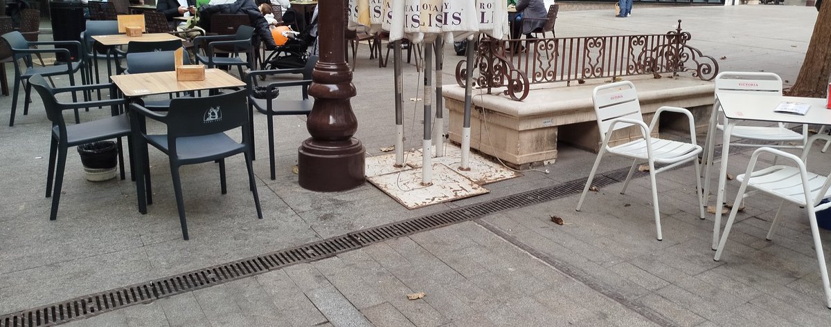 La comodidad d sentarse en un banco público en Plaza d la pescadería cortesía d <a href="/HosteleriaSev/">Hosteleros de Sevilla</a> ,<a href="/Ayto_Sevilla/">Ayuntamiento de Sevilla</a> ,<a href="/DtoCascoAntiguo/">Distrito Casco Antiguo (Sevilla)</a>. Sevilla,una ciudad amable y accesible para cualquier peatón...