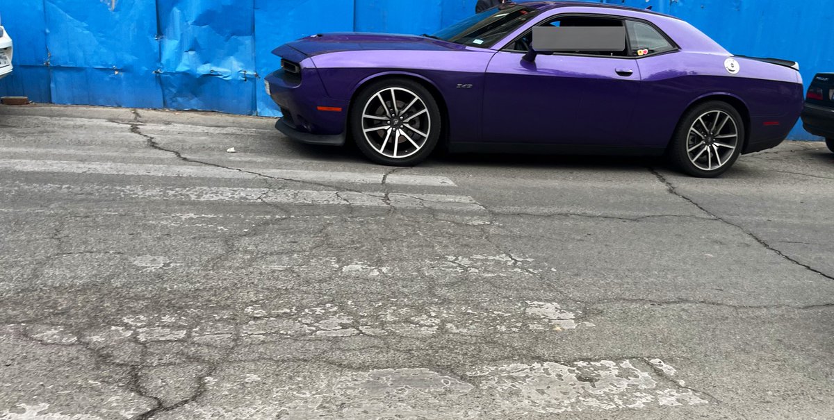 Melikawn's tweet image. امروز آخرین چیزی که میخواستم تو دانشگاه ببینم،  دوج چلنجر بنفش بادمجونی بود :/:/