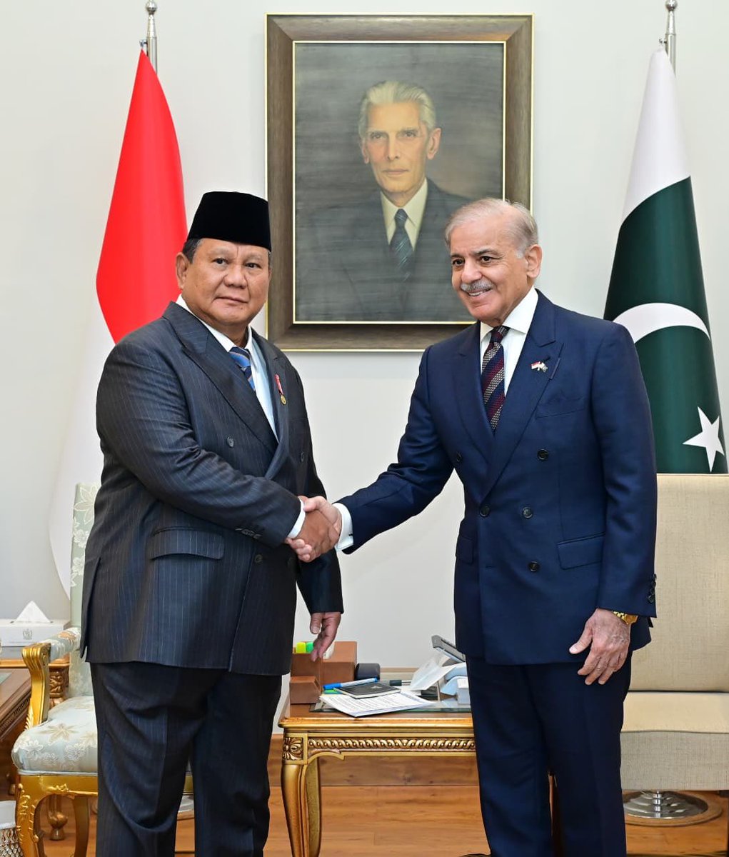 CMShehbaz's tweet photo. I was pleased to welcome President @prabowo today for an important and forward-looking engagement. 

Our discussions covered the full spectrum of Pakistan–Indonesia relations, with a shared resolve to elevate our partnership in trade, investment, defence, education, health and technology.

We agreed to work together to unlock new opportunities in agriculture, IT, defence, halal products, and skills development.

I also valued our candid exchange on regional issues, including Kashmir and Gaza, and appreciated President Prabowo’s strong humanitarian leadership for the people of Gaza.

As we commemorate 75 years of diplomatic ties, I am confident that our brotherly nations are entering a new era of meaningful cooperation and shared progress. 

🇵🇰🤝🇮🇩