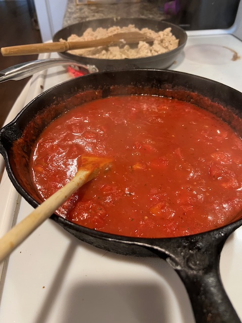 dinade's tweet image. Lasagne without the drama. Ravioli + sauce + cheese = Ravioli Lasagne. Tastes fancy, takes minutes. 👉 Recipe: [myunentitledlife.com/2025/12/how-to…] #DinnerHack #RavioliLasagne #MyUnentitledLife