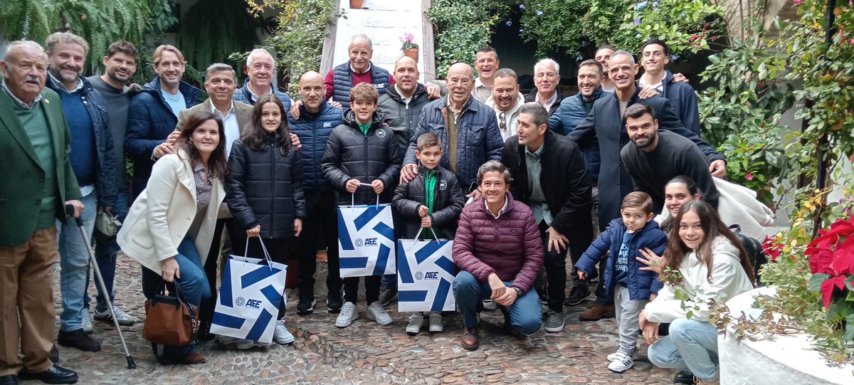 👏😍 Hoy ha tocado la entrega de premios a los ganadores de la postal navideña de #EscuelaAFECordoba. ¡Enhorabuena a todos!

🥇Elena Nazaret Molina
🥈 Manuel Herrero
🥉 Antonio Fernández