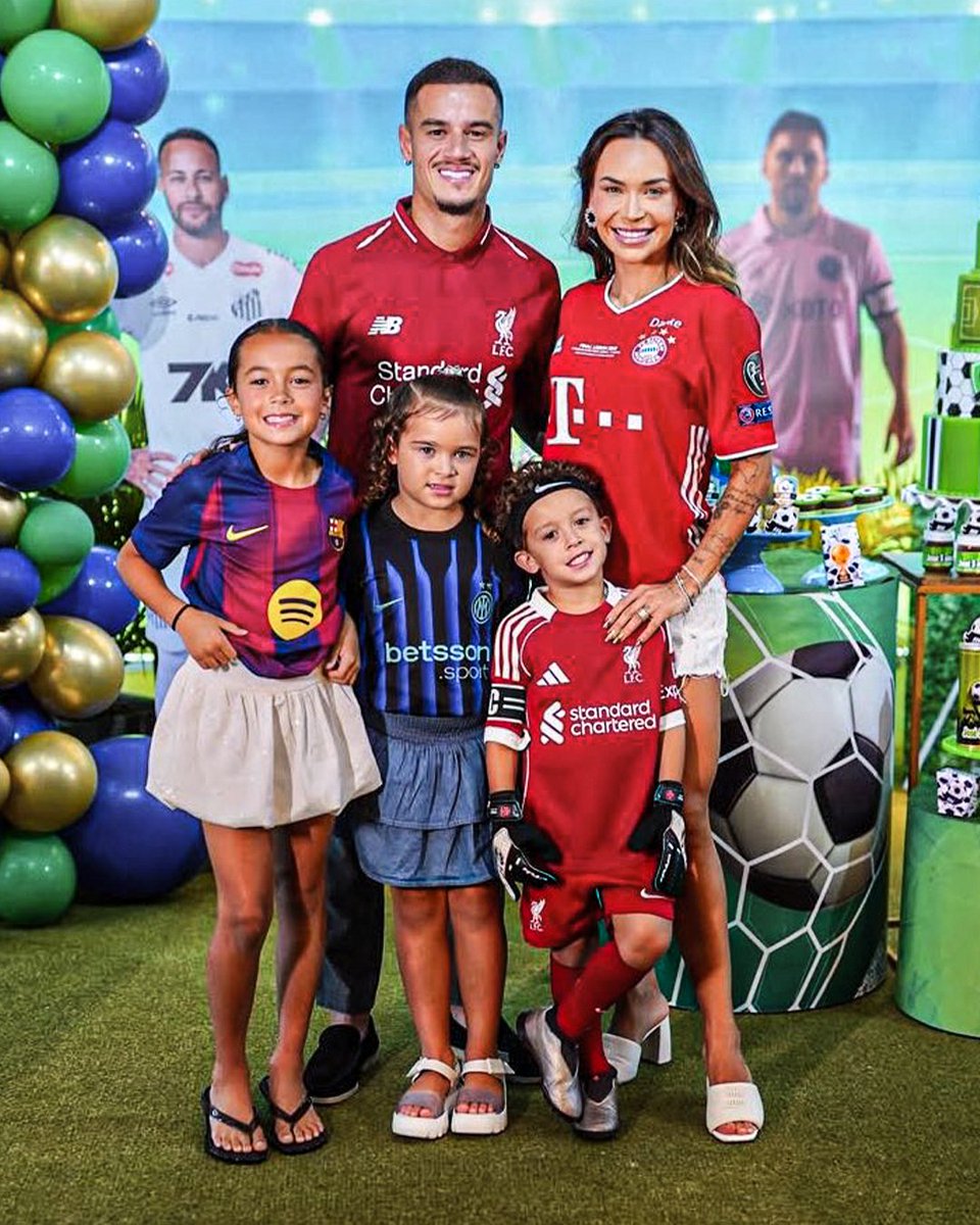 For Philippe Coutinho's kid’s birthday, he and his family wore kits from the clubs he has played for...

Philippe selected the Liverpool shirt 😍

(📸 via Ainee C on IG)