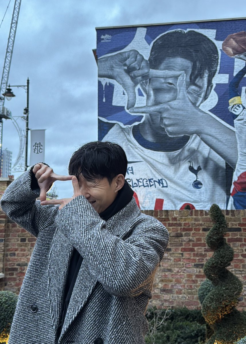 Spurs_KR's tweet photo. 평생 런던 한복판에 남겨질
대한민국의 자랑 손흥민의 이름과 태극기🇰🇷

#THFC #COYS #SpursKR #토트넘 https://t.co/BVfMNqLf7F