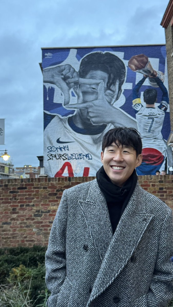 Spurs_KR's tweet photo. 평생 런던 한복판에 남겨질
대한민국의 자랑 손흥민의 이름과 태극기🇰🇷

#THFC #COYS #SpursKR #토트넘 https://t.co/BVfMNqLf7F