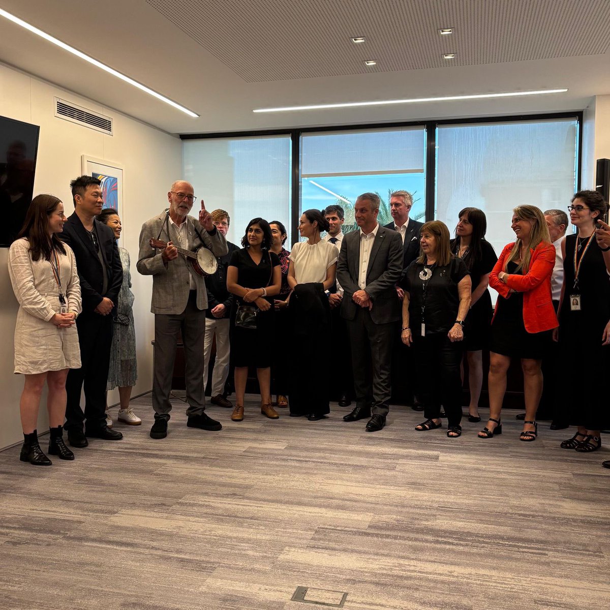 El viernes recibimos en la Embajada al alcalde de Auckland. En un íntimo encuentro con amigos de Nueva Zelandia, el alcalde sorprendió a todos tocando Tūtira Mai en el banjo. ¡Un momento inolvidable de amistad y cultura 🇦🇷🇳🇿!