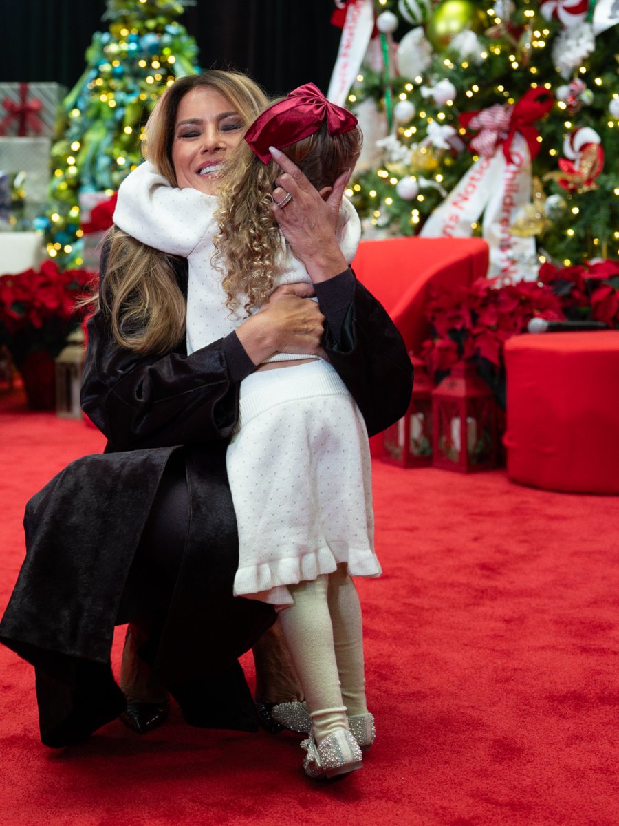 FirstLadyOffice's tweet image. “Visiting Children’s National during the Christmas season is a tradition I cherish, and I am grateful for the opportunity to return again this year. Spending time with these brave children and their families is a reminder of the strength, hope, and love that define the holiday…