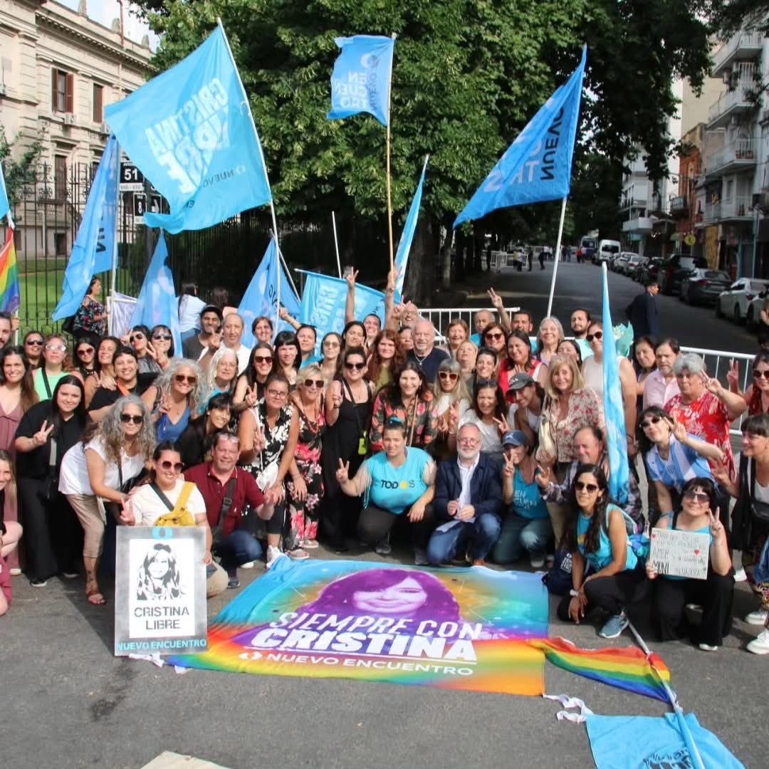 🏛️🇦🇷 Hoy tuvimos  una jornada especial y emotiva en la Legislatura bonaerense, acompañando la asunción de la querida  Mónica Macha  en el Senado provincial. Este tiempo nos convoca a redoblar esfuerzos y defender cada conquista alcanzada por nuestro pueblo.
Como dicen las