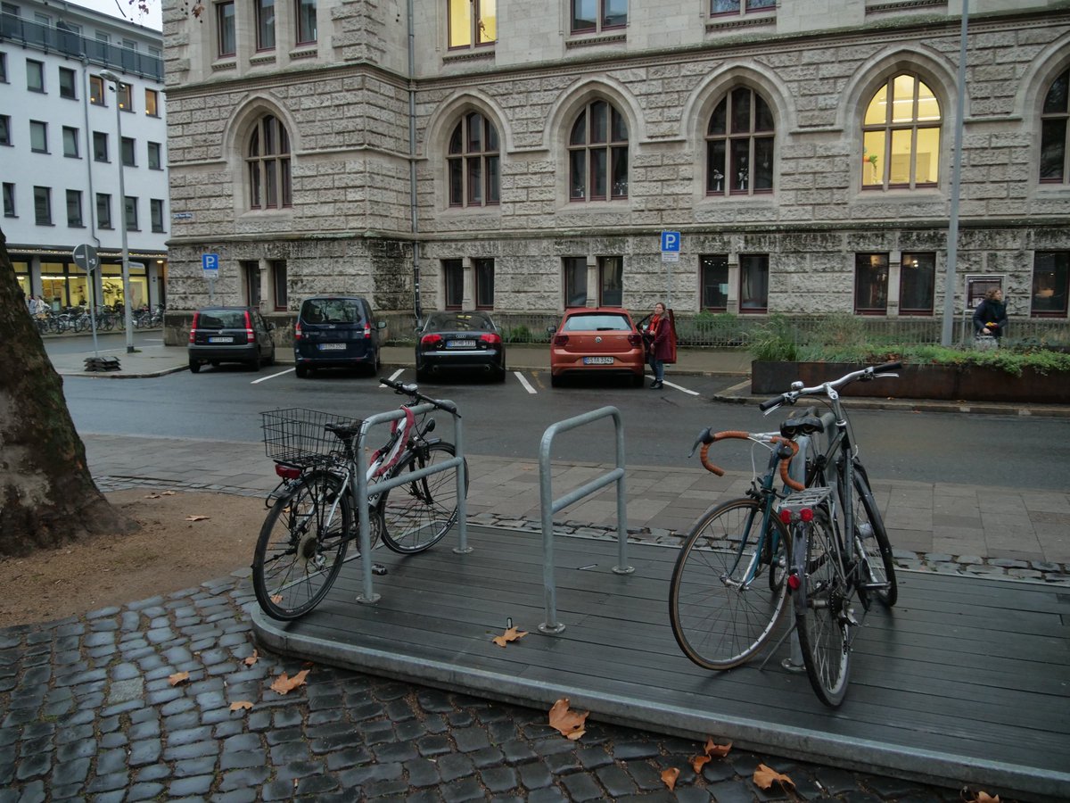 Zum ersten Mal, Fahrradflunder. Zusätzliche Radstellplätze, wo sonst zum Weihnachtsmarkt nur Rad-Stellplätze wegfallen. Platz für 20 Räder auf einer Fläche für zwei Autos. Zeitenwende? Im letzten AMTA  angefragt und von der Verwaltung zugesagt.