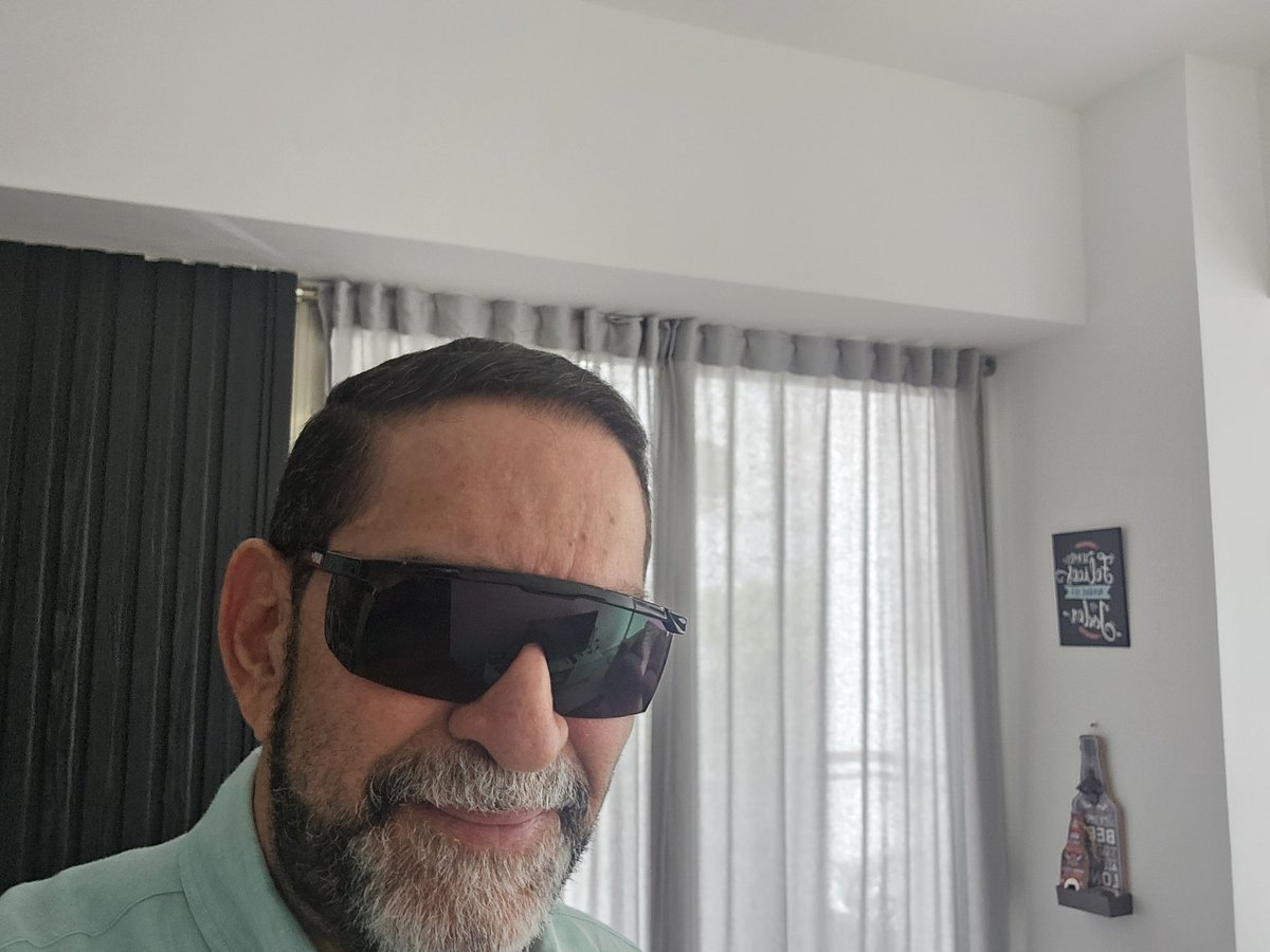 Me disculpo con mis familiares y amigos que con regularidad usamos la vía telefónica para comunicarnos, en razon de que me han tenido que intervenir mi ojo derecho en el día de ayer y mañana, Dios mediante, lo harán con el ojo izquierdo.
Hasta ahora todo va bien !