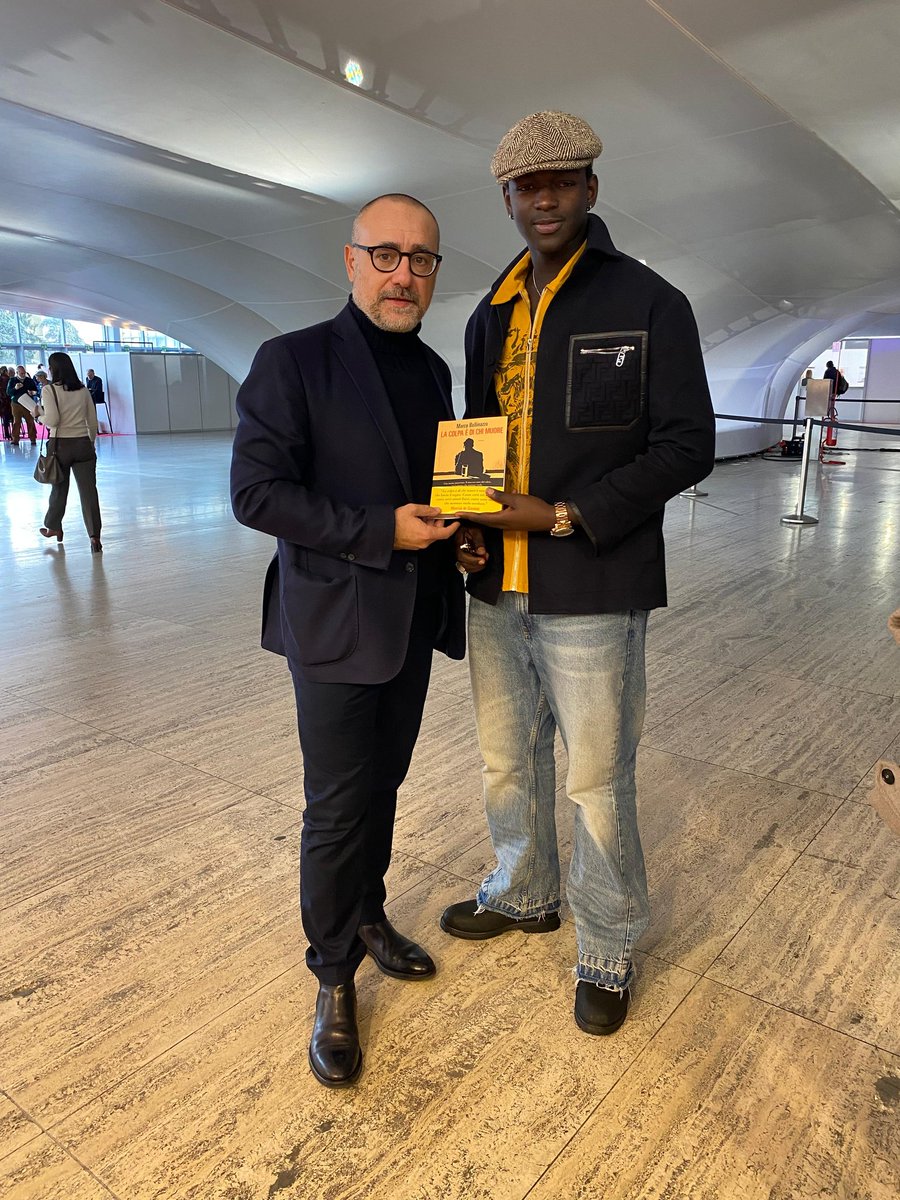 MarcoBellinazzo's tweet image. Un grazie di cuore a Seydou Sarr 
Se c'è un filo rosso tra "Io Capitano", il capolavoro di Matteo Garrone e "La colpa è di chi muore" @fandangolibri non è il racconto della tragedia di chi affonda nel mare di mezzo, ma della forza disperata che spinge a volare sull'altra riva...