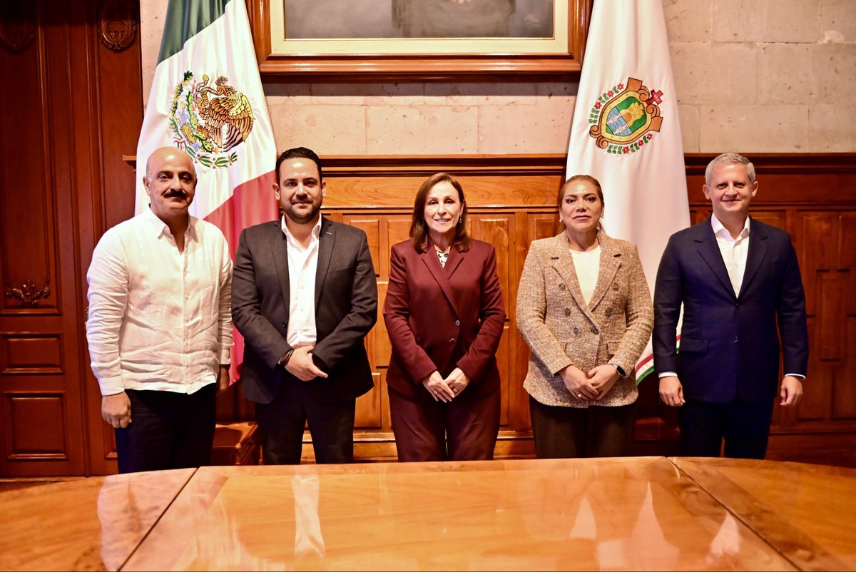 Hoy recibimos en la mesa de seguridad del estado a la nueva fiscal, la Mtra. Lisbeth Aurelia Jiménez Aguirre, con quién trabajaremos en forma coordinada para instaurar la Paz en el estado.

♥️Poot amor a Veracruz ♥️
