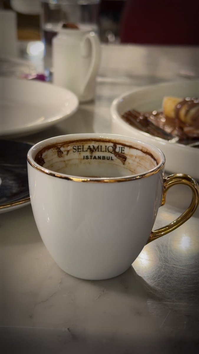 ياخذني البنّ الأسود لأبيض أيامي
وأشوف وجهك حلو في قهوتي المرّه