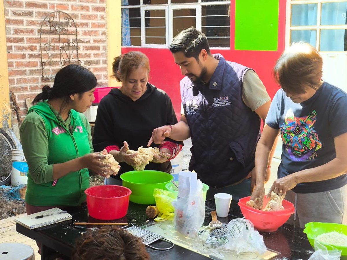 ICAMEXoficial's tweet photo. 🍪📚 Impulso al emprendimiento local

El #ICAMEX impartió el curso de elaboración de muéganos en San Miguel Atepoxco, Nopaltepec, donde las y los participantes adquirieron conocimientos para fortalecer sus habilidades en la transformación de alimentos.

#ElPoderDeServir #ICAMEX https://t.co/qyP6KcUxbF