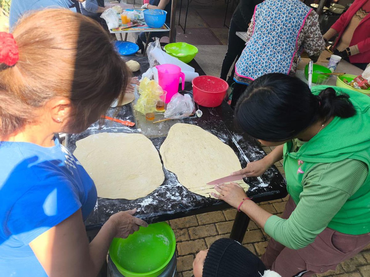 ICAMEXoficial's tweet photo. 🍪📚 Impulso al emprendimiento local

El #ICAMEX impartió el curso de elaboración de muéganos en San Miguel Atepoxco, Nopaltepec, donde las y los participantes adquirieron conocimientos para fortalecer sus habilidades en la transformación de alimentos.

#ElPoderDeServir #ICAMEX https://t.co/qyP6KcUxbF