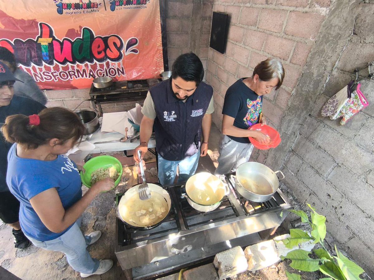 ICAMEXoficial's tweet photo. 🍪📚 Impulso al emprendimiento local

El #ICAMEX impartió el curso de elaboración de muéganos en San Miguel Atepoxco, Nopaltepec, donde las y los participantes adquirieron conocimientos para fortalecer sus habilidades en la transformación de alimentos.

#ElPoderDeServir #ICAMEX https://t.co/qyP6KcUxbF