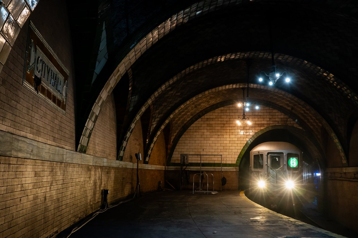 AR_S0119's tweet photo. 2025/12/3
MTA R62 at Old City Hall Station
80年前に廃止された旧市庁舎駅見学ツアーに参加
アーチ状の天井と装飾がとても美しい https://t.co/REcVD5e07c