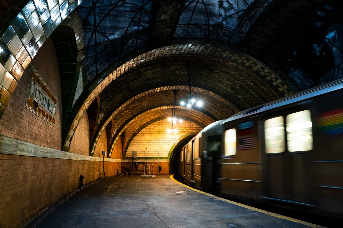AR_S0119's tweet photo. 2025/12/3
MTA R62 at Old City Hall Station
80年前に廃止された旧市庁舎駅見学ツアーに参加
アーチ状の天井と装飾がとても美しい https://t.co/REcVD5e07c