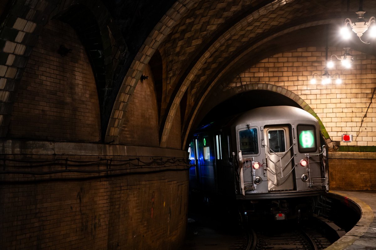 AR_S0119's tweet photo. 2025/12/3
MTA R62 at Old City Hall Station
80年前に廃止された旧市庁舎駅見学ツアーに参加
アーチ状の天井と装飾がとても美しい https://t.co/REcVD5e07c