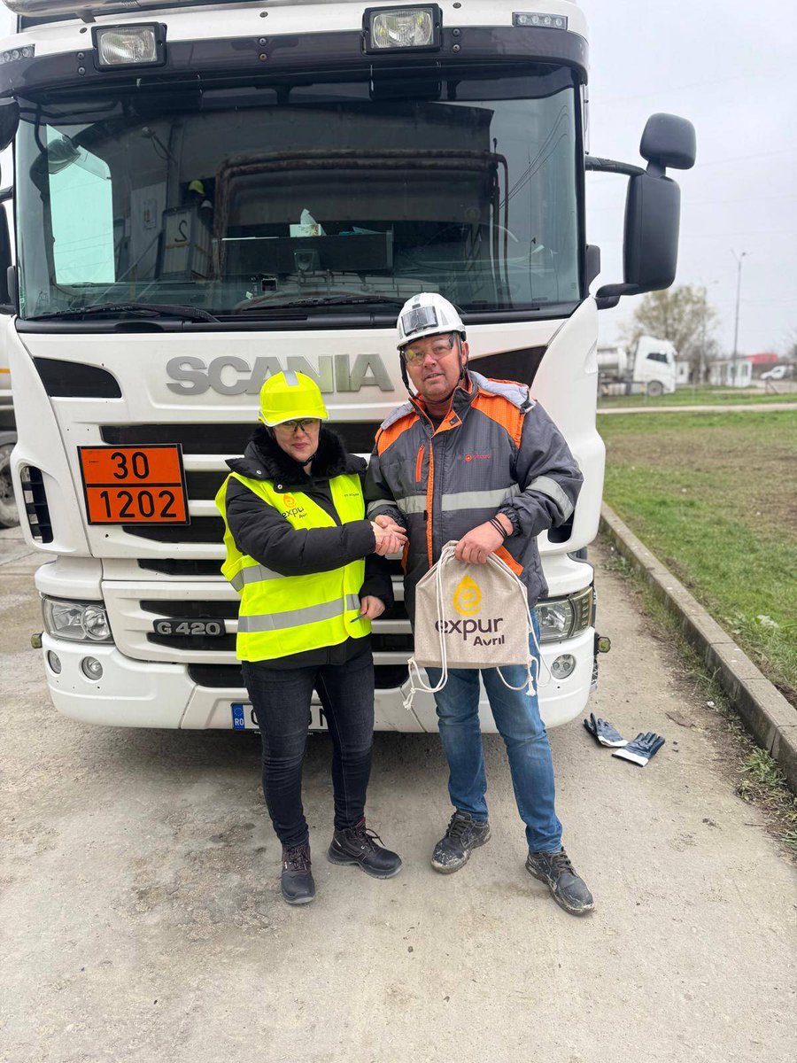 Avril's tweet photo. Aujourd’hui, à l’occasion du Truck Driver’s Day, chaque conducteur de poids lourd a été accueilli avec une pâtisserie, un café et des remerciements sur l’ensemble de nos sites industriels.

Chez Avril, nous savons combien le travail des conducteurs routiers est essentiel pour nos usines : ils veillent à la sécurité, représentent nos valeurs auprès des clients et fournisseurs, et incarnent l’esprit de notre groupe au quotidien !

Un grand merci à tous les conducteurs qui permettent à Avril de #ServirLaTerre jour après jour, ainsi qu’à toutes les équipes impliquées dans cette belle initiative !

#TruckDriver #TruckDriversDay #Avril #JDR2025 #MerciLesChauffeurs #JournéeDuChauffeurRoutier