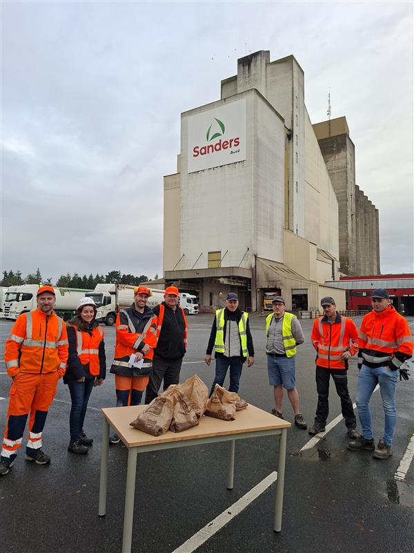 Avril's tweet photo. Aujourd’hui, à l’occasion du Truck Driver’s Day, chaque conducteur de poids lourd a été accueilli avec une pâtisserie, un café et des remerciements sur l’ensemble de nos sites industriels.

Chez Avril, nous savons combien le travail des conducteurs routiers est essentiel pour nos usines : ils veillent à la sécurité, représentent nos valeurs auprès des clients et fournisseurs, et incarnent l’esprit de notre groupe au quotidien !

Un grand merci à tous les conducteurs qui permettent à Avril de #ServirLaTerre jour après jour, ainsi qu’à toutes les équipes impliquées dans cette belle initiative !

#TruckDriver #TruckDriversDay #Avril #JDR2025 #MerciLesChauffeurs #JournéeDuChauffeurRoutier