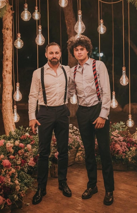 Hoy, la ultraderecha de VOX dice que no tiene nada que ver con Revuelta, denunciada por estafa y desvío de los fondos recaudados para las víctimas de la DANA. Este es Jaime Hernández Zúñiga, líder de la organización neonazi, en la boda del ultraderechista Santi Abascal.