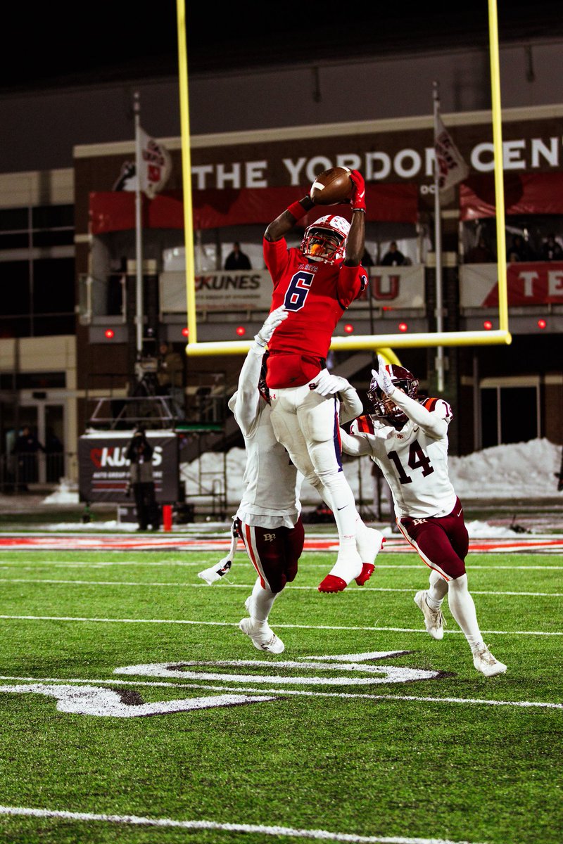WalterJones06's tweet image. 40 Varsity Starts  1,612 Receiving Yards 88 Catches 13 Touchdowns 18.3 Average YAC
#1dream #thankyouGod