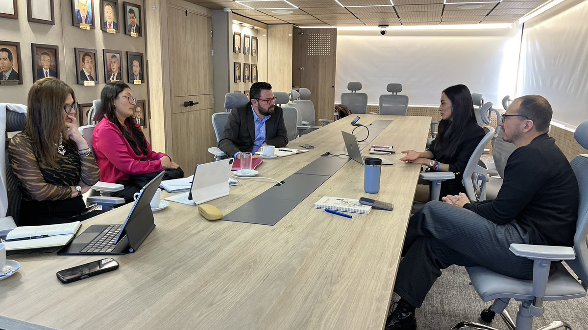 Contralcundinam's tweet photo. La Secretaria General @XiomaramoralesP acompañó este espacio, garantizando una transición ordenada y con información precisa con la que la nueva administración podrá definir su ruta de trabajo y proyectar los primeros pasos de su gestión.
Nos preparamos para lo que viene. 😎 https://t.co/z0BG2mF0VA