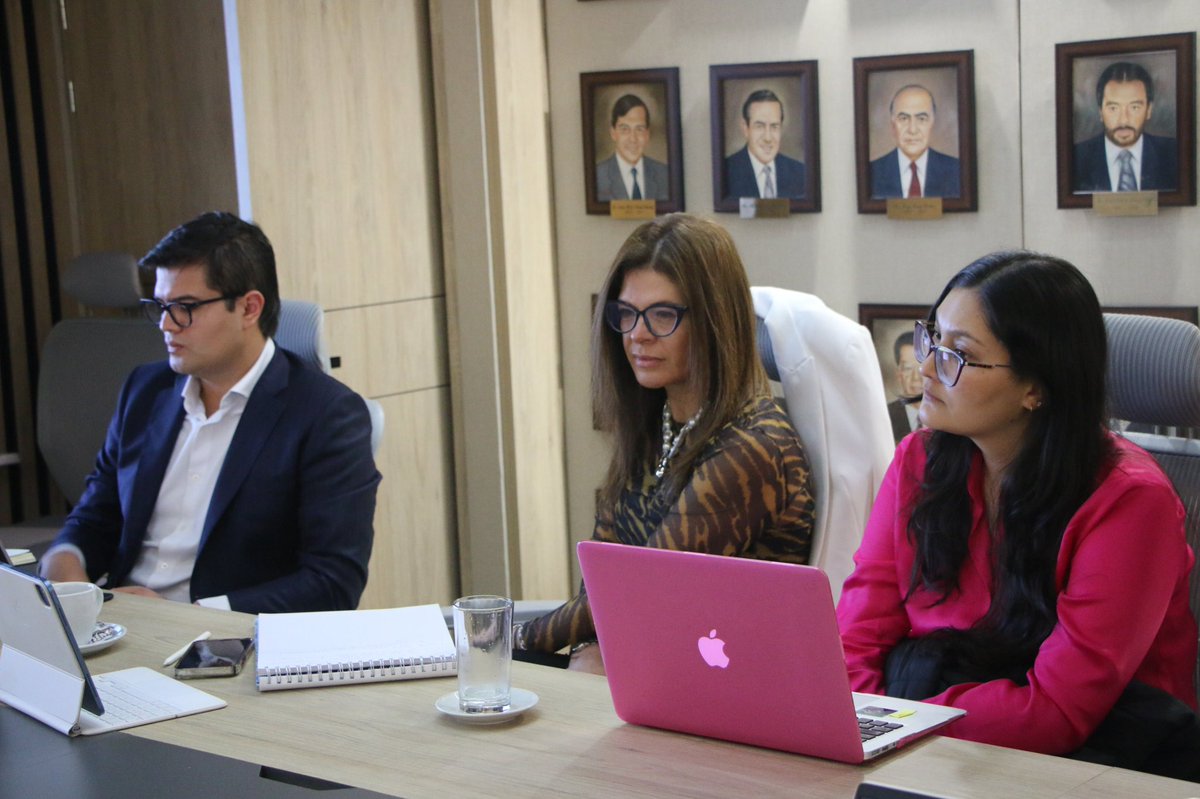 Contralcundinam's tweet photo. La Secretaria General @XiomaramoralesP acompañó este espacio, garantizando una transición ordenada y con información precisa con la que la nueva administración podrá definir su ruta de trabajo y proyectar los primeros pasos de su gestión.
Nos preparamos para lo que viene. 😎 https://t.co/z0BG2mF0VA