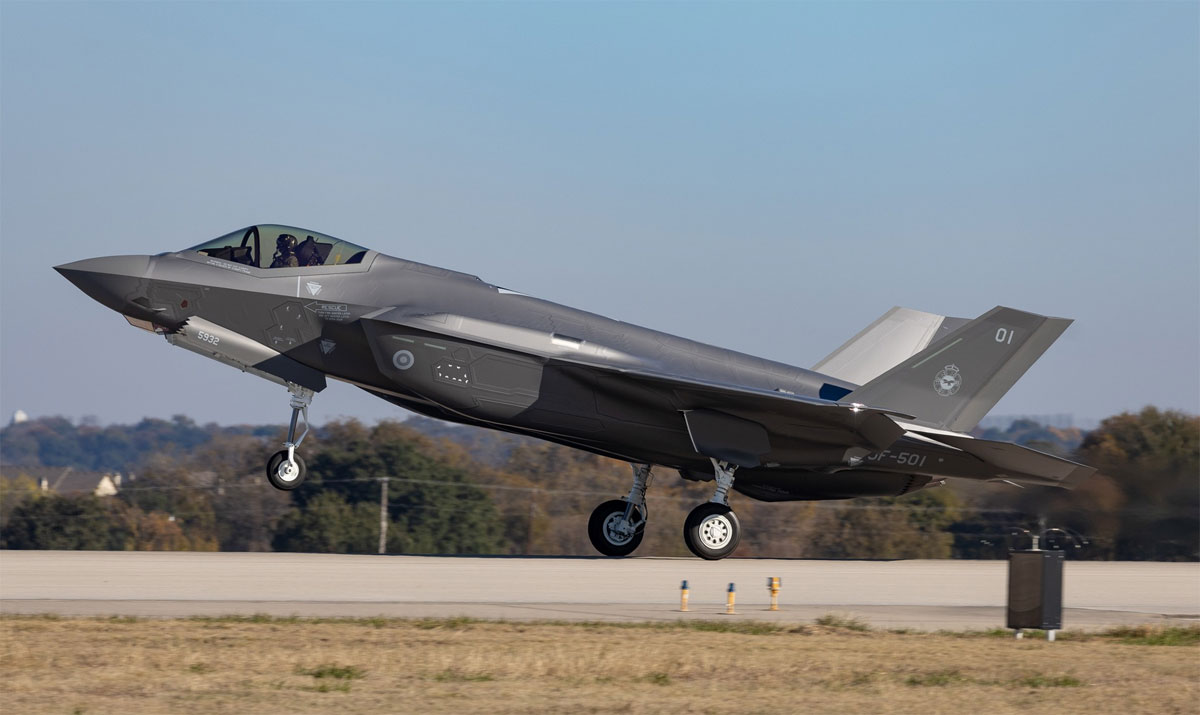 Suomen ensimmäinen F-35A -hävittäjä ensilennolla - JF-501:n sivuvakaajassa Ilmavoimien uusi tunnus lentoposti.fi/uutiset/suomen… #Ilmavoimat #F35 #F35hanke #LockheedMartin #turpo #avgeek Kuva: <a href="/LockheedMartin/">Lockheed Martin</a>