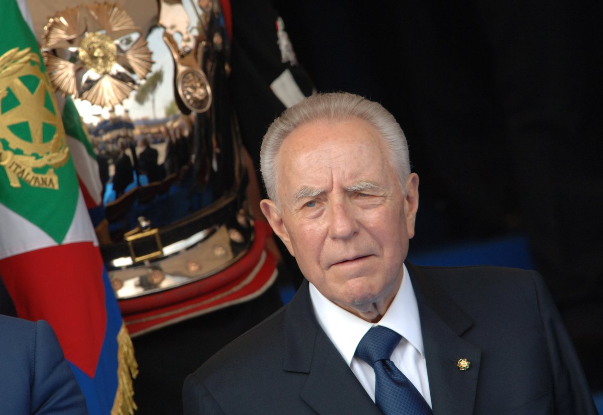 SenatoStampa's tweet image. Carlo Azeglio #Ciampi (#9dicembre 1920 – 16 settembre 2016), decimo Presidente della Repubblica, il 16 maggio 2006 entra a #PalazzoMadama da #Senatore di diritto e a vita ai sensi dell'articolo 59, comma 1, della #Costituzione senato.it/legislature/15…