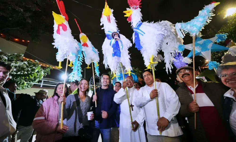 weekmx's tweet image. 🌟 Querétaro revive sus tradiciones: la Noche de Estrellas iluminó la ciudad. @FeliFerMacias 

¿Te lo vas a perder? 👇weekmx.com/celebran-en-qu…