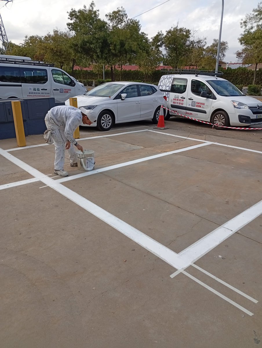 PinturaslosanSC's tweet photo. Nuevo trabajo en Sevilla ➜ señalización exterior del aparcamiento de la nave Electrostocks.
Pintura vial, delimitación y organización del espacio para mejorar la seguridad.
📞 672 397 077
#tupintordeconfianza #Señalización #PinturaVial https://t.co/lFhwHQhcZA https://t.co/JUPa7JSKSH