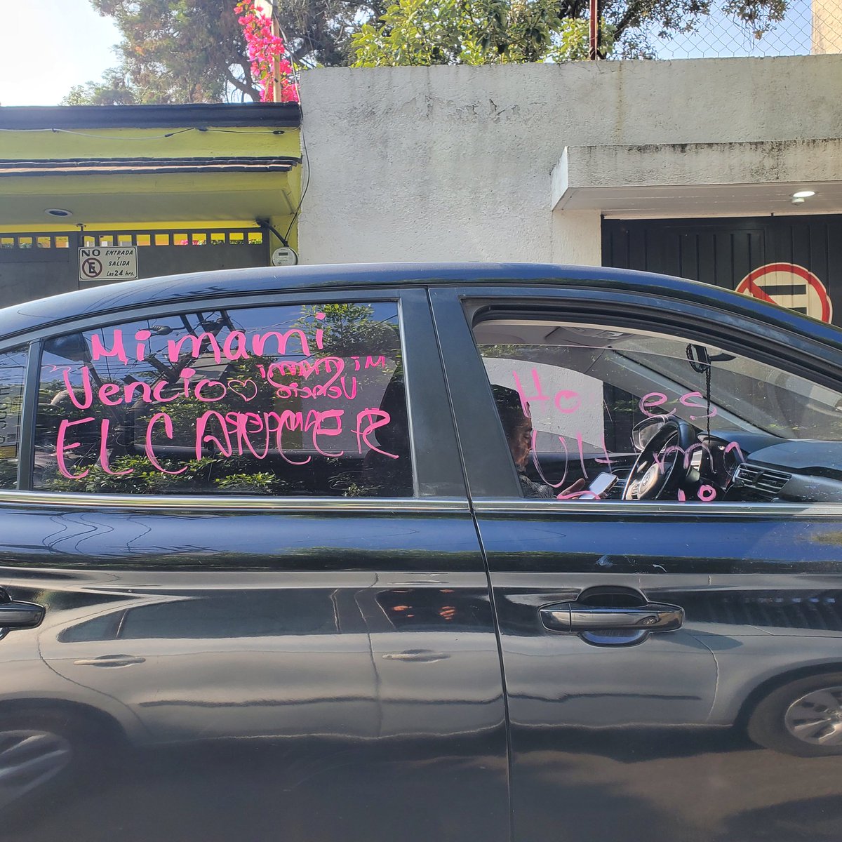 Que bonito es ver esto afuera del Instituto Nacional de Cancerología . A pesar de esto les disminuyen presupuesto.