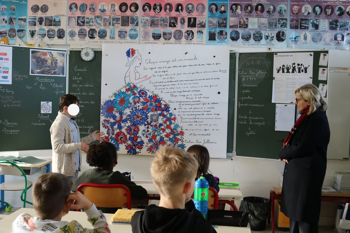 Dans le cadre de la journée de la laïcité, la DASEN s'est rendue à l'école Henri Geoffroy de Saint Mammès. 
Les élèves ont présenté l'affiche qu'ils ont réalisé. 
Bravo à tous pour cette magnifique Marianne soufflant le poème de Tahar Ben Jelloun.
