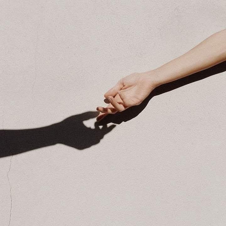 फ़ॉलोअर हाथ नहीं आए..
मैने हाथ बढ़ा के भी देखा..
 जिनको फॉलो करो वह लौटकर आते भी है तो जैसे उनकी इज़्ज़त चली जा रही,एक दो दिन में अनफॉलो करके चल देते हैं,अजीव सूतीयफा चल रहा यहां🤤