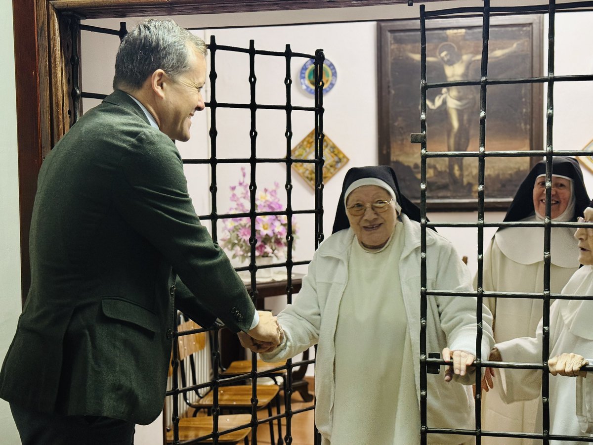 cvelazquezromo's tweet photo. Hoy he visitado varios #conventos de nuestra ciudad y he vuelto a sentir algo que #Toledo conserva como pocos lugares, un patrimonio espiritual y humano que se reconoce con el corazón. Entre muros centenarios, cada conversación, cada gesto y cada silencio recuerda que estos espacios son parte esencial de nuestra identidad.
Quiero agradecer de corazón la labor de las comunidades que viven y cuidan estos conventos. Ellas elaboran sus dulces, sus mazapanes y sus trabajos artesanos con gran cariño.
Los conventos son un bien precioso de nuestra ciudad que debemos proteger, conocer y valorar, especialmente entre las nuevas generaciones. Porque en ellos se guarda una parte de lo que somos.