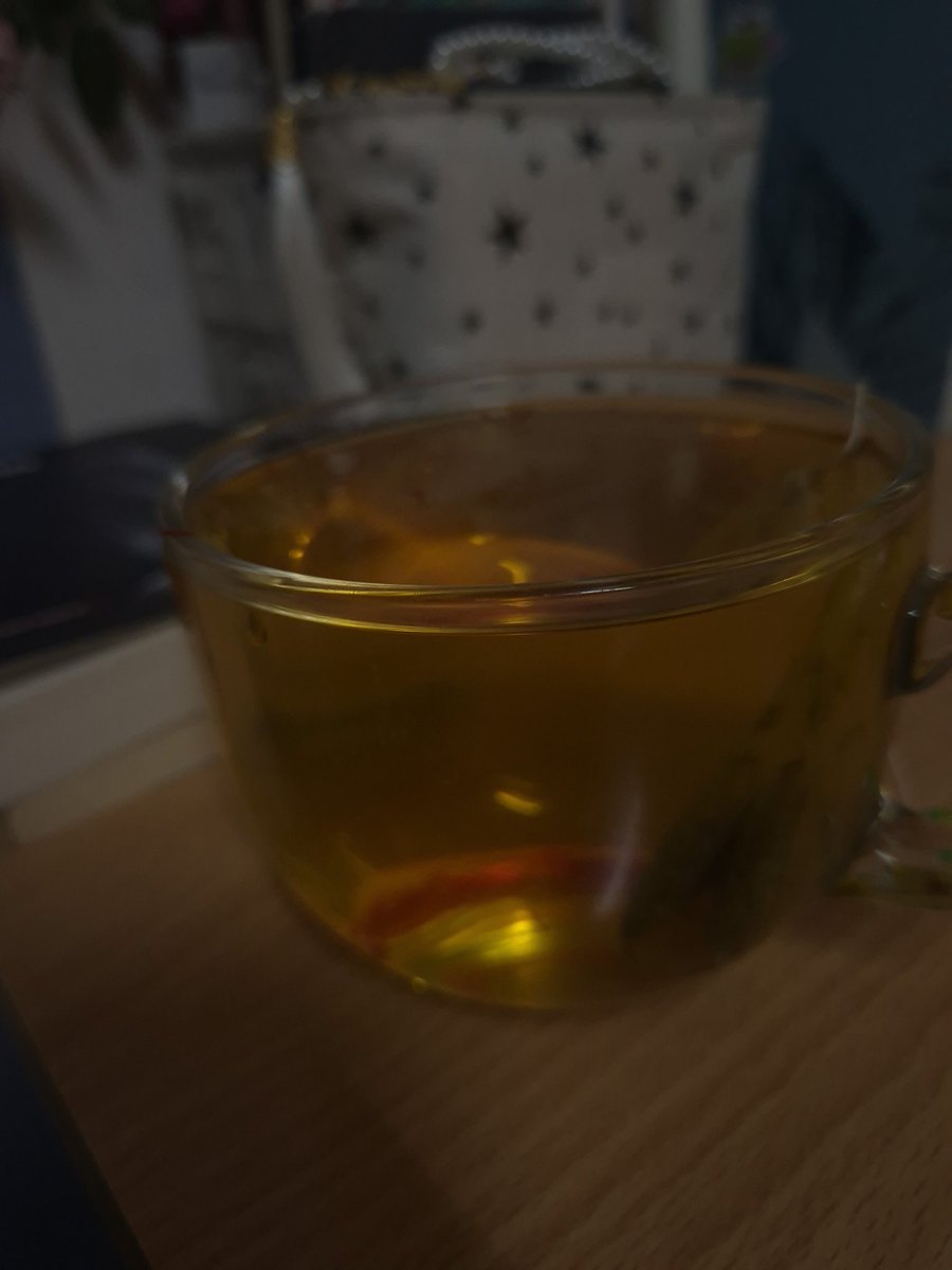 الشاي الأخضر مع الزعفران مشروبٌ مقدس، يعيد للروح قداستها التأملية المفقودة، يُخفِّف وطأة الدهر ومتاعب الأيام العجاف.
مستعدةٌ لأكتب في قصائد غزلية ومعلقاتٍ من ماء الذهب.