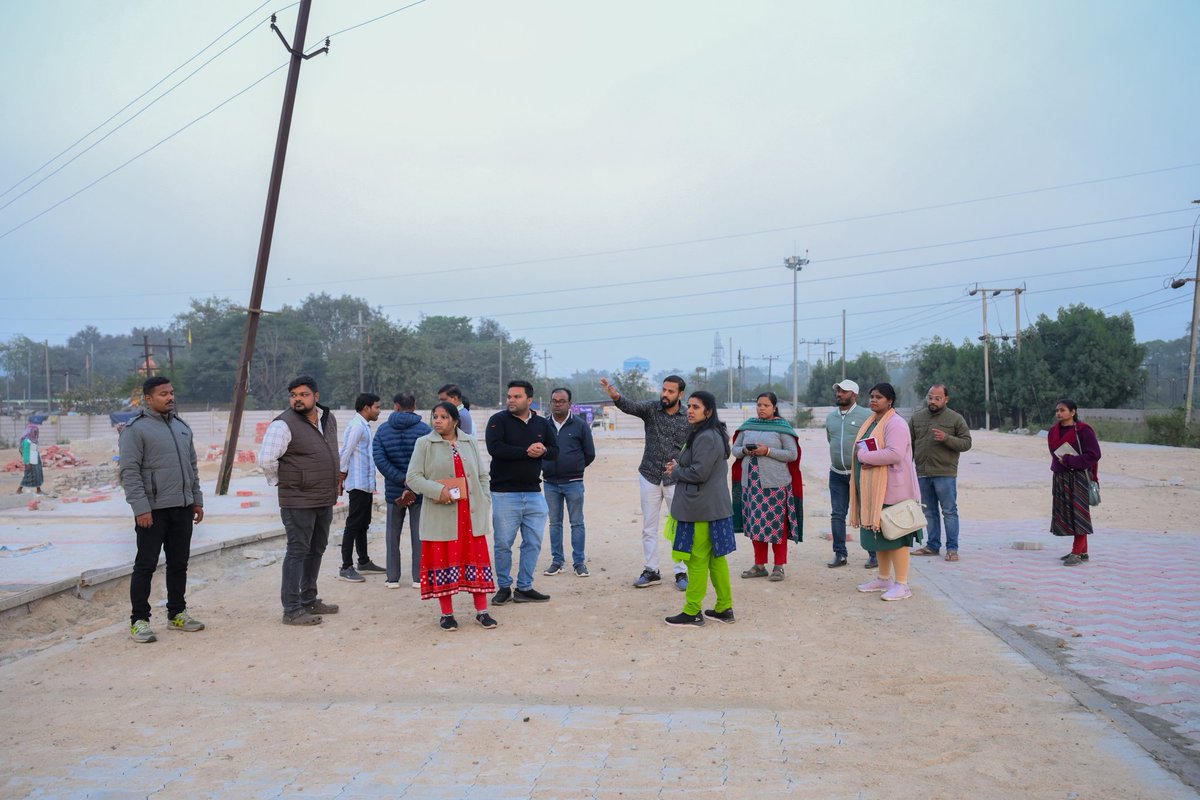 RourkelaMC's tweet image. RMC Commissioner visited the under-construction parking lot at Power House Road and advised the officials to ensure timely completion and maintain quality work.

#Visit #construction #completion #Rourkela #RMC