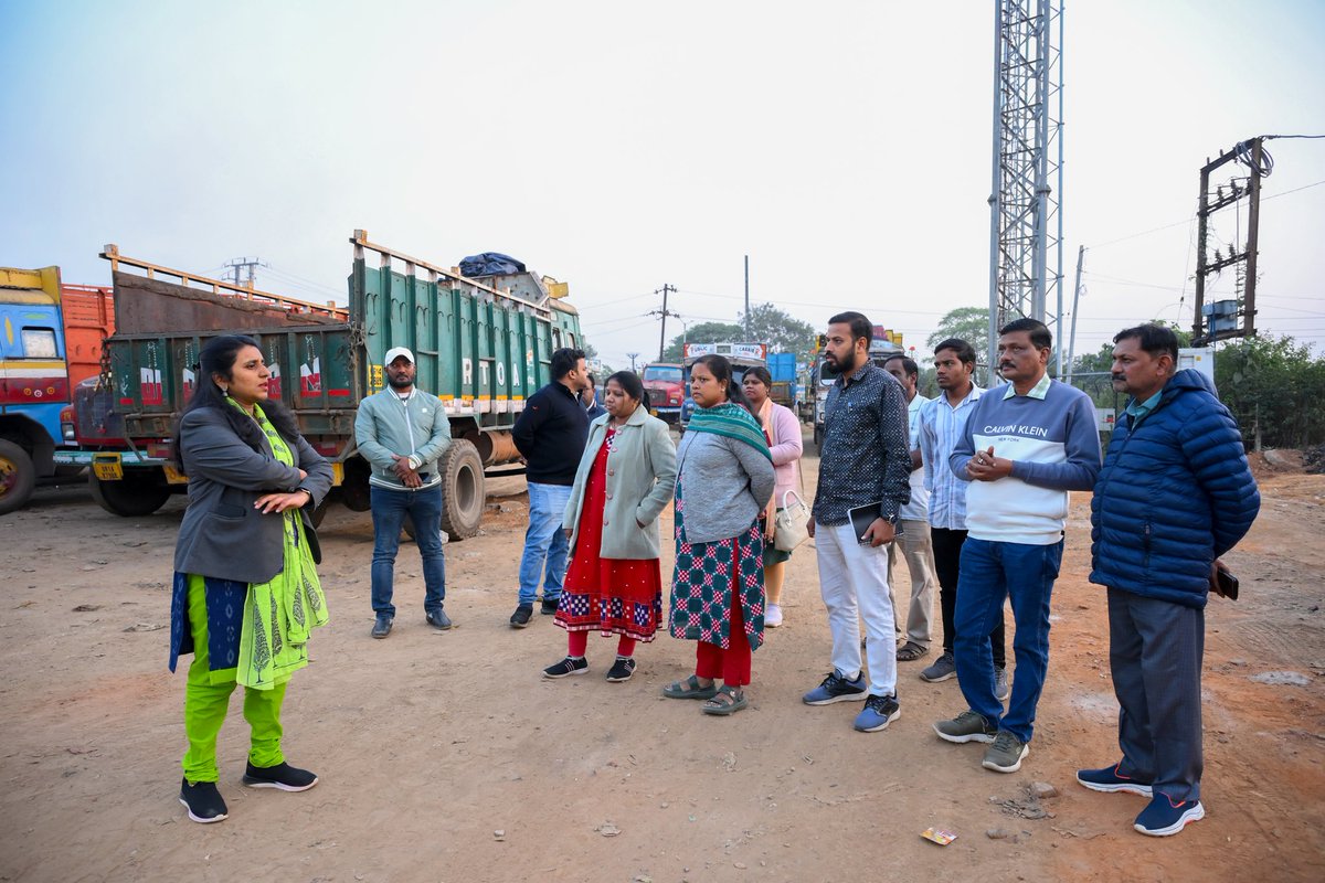 RourkelaMC's tweet image. RMC Commissioner visited the under-construction parking lot at Power House Road and advised the officials to ensure timely completion and maintain quality work.

#Visit #construction #completion #Rourkela #RMC