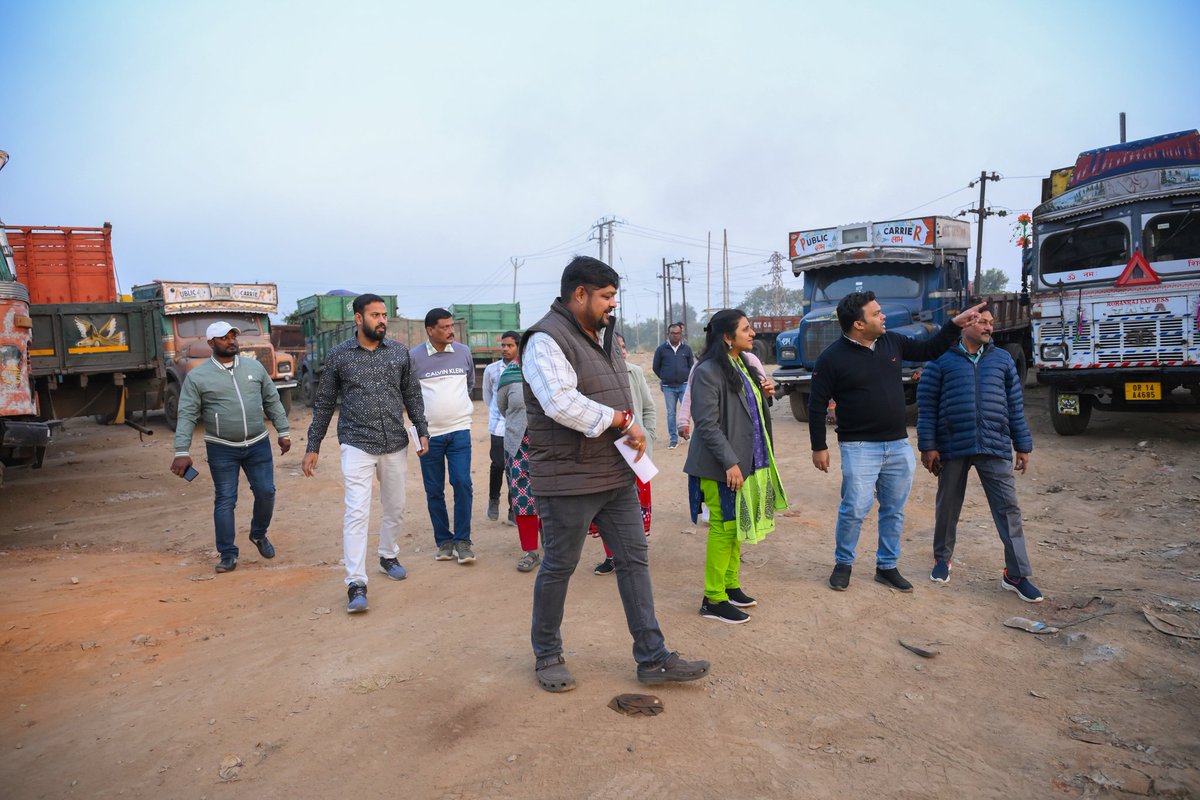 RourkelaMC's tweet image. RMC Commissioner visited the under-construction parking lot at Power House Road and advised the officials to ensure timely completion and maintain quality work.

#Visit #construction #completion #Rourkela #RMC
